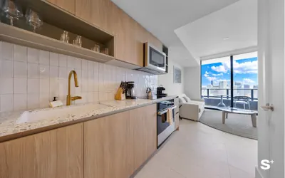Photo 5 - Downtown Haven Sleek 1-BR with Vistas