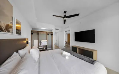 Photo 4 - Skyline Retreat Chic 1-BR with City View