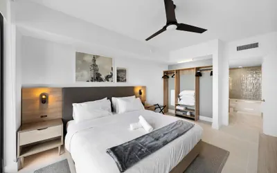 Photo 2 - Skyline Retreat Chic 1-BR with City View