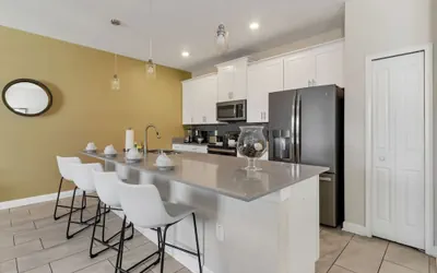 Photo 5 - Amazing 4bdr w Pool Near Disney - 4914