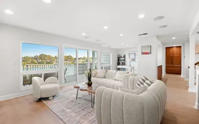 Photo 2 - Waterfront Retreat With Stunning Views Modern Co