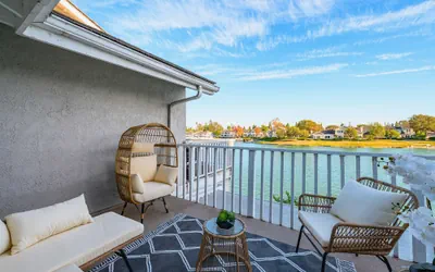 Photo 3 - Waterfront Retreat With Stunning Views Modern Co