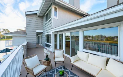 Photo 4 - Waterfront Retreat With Stunning Views Modern Co