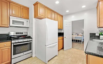 Photo 3 - Comfortable Home Near LA With Full Kitchen Laundry