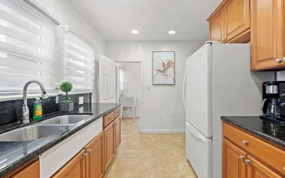 Photo 4 - Comfortable Home Near LA With Full Kitchen Laundry