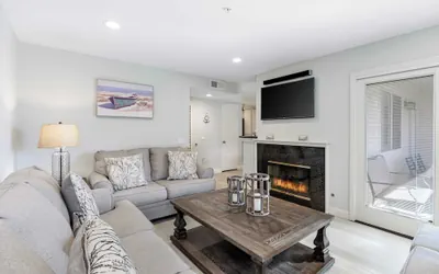 Photo 4 - Walk to Beach Pool, Hot Tub, Private Patio, Parking Seabreeze Retreat