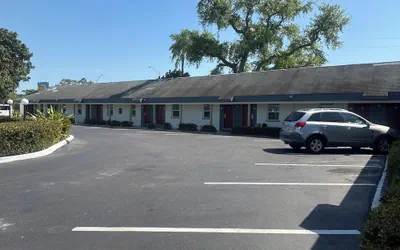 Photo 2 - Tropical Palm Motel