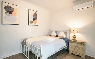 Photo 5 - Comfortable Home Near LA With Full Kitchen & Laundry