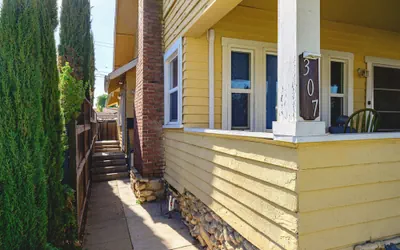 Photo 2 - Comfortable Home Near LA With Full Kitchen & Laundry