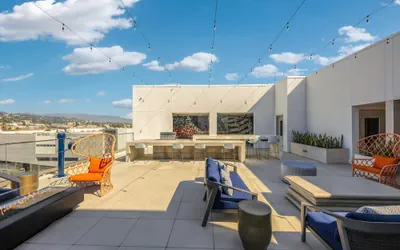 Photo 3 - Luxury 2BR by Oneluxstay