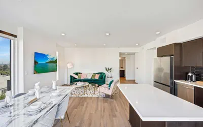 Photo 4 - Luxury 2BR by Oneluxstay