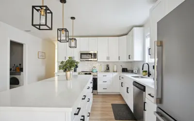 Photo 3 - Stylish Spacious Comfort 4BR 3BA Downtown Gem