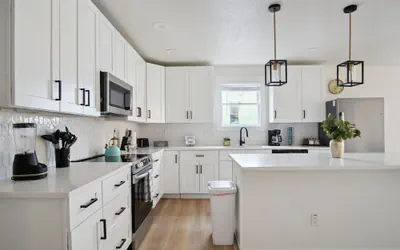 Photo 4 - Stylish Spacious Comfort 4BR 3BA Downtown Gem