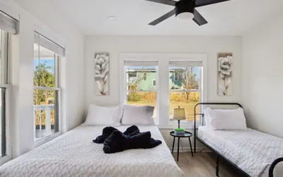 Photo 5 - Stylish Spacious Comfort 4BR 3BA Downtown Gem