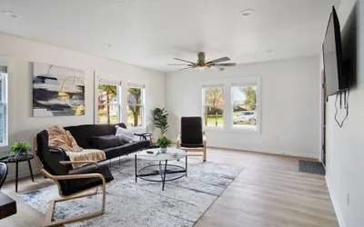 Photo 2 - Stylish Spacious Comfort 4BR 3BA Downtown Gem