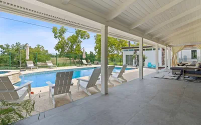 Photo 4 - Luxurious Modern Retreat With Private Pool Patio