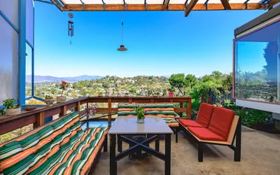 Photo 5 - Scenic Retreat With Deck Stunning Views in LA