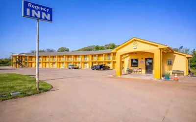 Photo 2 - Regency Inn By OYO Rockdale TX