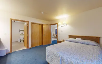 Photo 5 - Western Executive Inn