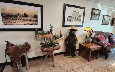 Photo 4 - New Western Inn & Suites