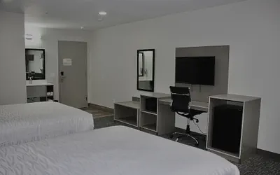 Photo 4 - Hummingbird Hotel