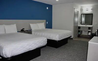 Photo 2 - Hummingbird Hotel