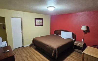 Photo 5 - Deluxe Inn