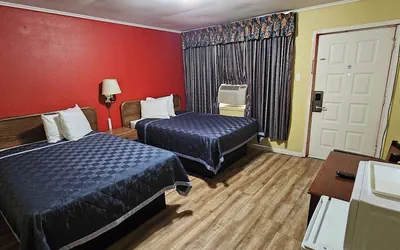 Photo 2 - Deluxe Inn
