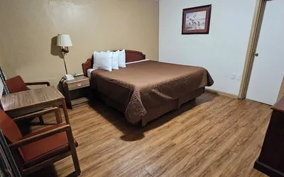 Photo 4 - Deluxe Inn