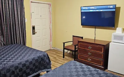 Photo 3 - Deluxe Inn