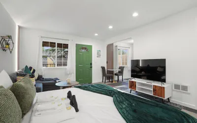 Photo 2 - Beachy 1BR Escape with SofaBed Golf