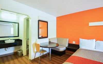 Photo 5 - Economy Hotel Kansas City