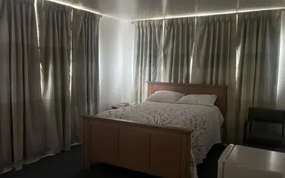Photo 4 - Economy Inn