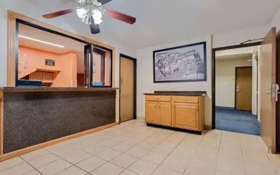 Photo 2 - Hillside Inn & Suite