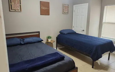 Photo 3 - 2 Bedrooms Apt Near Univeristy