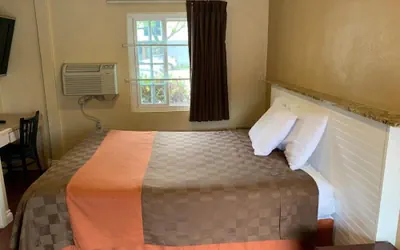 Photo 4 - Sunlight Motel