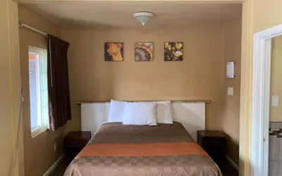 Photo 5 - Sunlight Motel