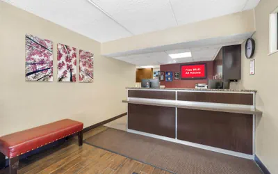 Photo 5 - HomeTowne Studios by Red Roof Buffalo - Niagara Airport