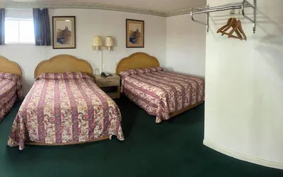 Photo 4 - Sundown Inn