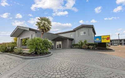 Super 8 by Wyndham Texas City/Galveston Area