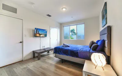 Photo 5 - Comfortable Miami Townhouse with Parking