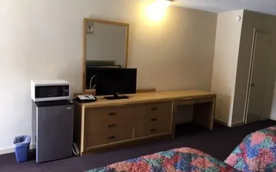 Photo 2 - Colonade Motel