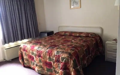 Photo 4 - Colonade Motel