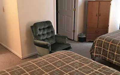 Photo 2 - Hunters Lodge Motel