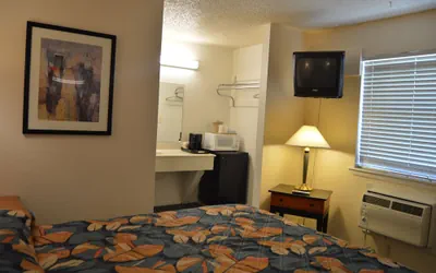 Photo 4 - Travelers Inn Motel