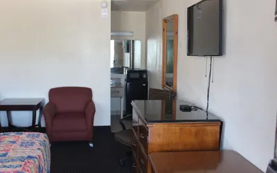 Photo 5 - Express Inn