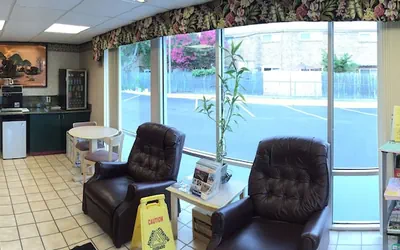 Photo 4 - Express Inn
