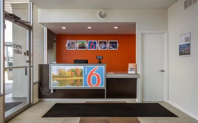 Photo 5 - Motel 6 Van Buren, AR
