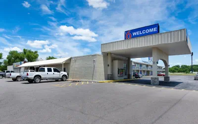 Photo 2 - Motel 6 Van Buren, AR