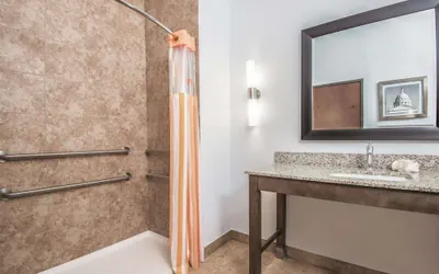 Photo 4 - La Quinta Inn & Suites by Wyndham Guthrie